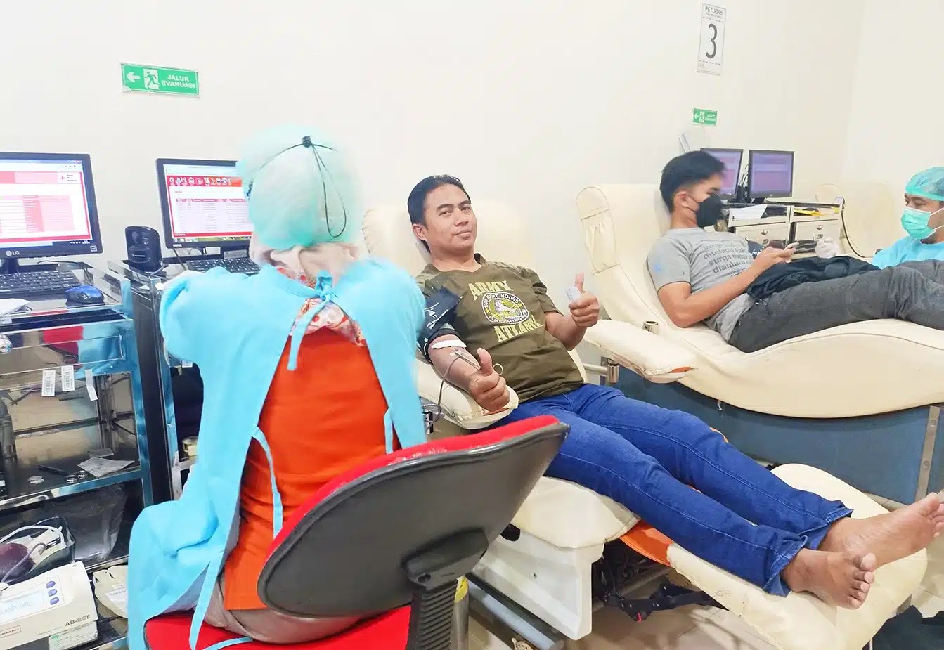 Relawan-PMI-PMR-KSR-sampit-donor-darah-warga-bantuan-bencana-Indonesian-red-cross-bulan-sabit-Palang-Merah